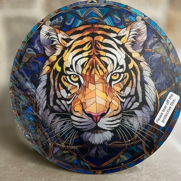 Suncatcher, Tiger head, acrylic. NIP. Hang cord. Protective film cover. 6” diam - Picture 2 of 7